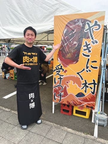 地域のイベント「やきにく村」で法被姿の佐藤和幸